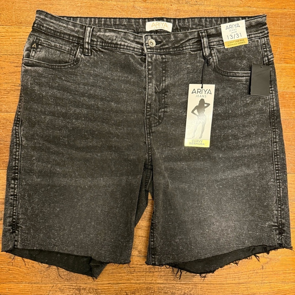 Ariya Jeans NWT Curvy Bermuda Shorts Size 13/31